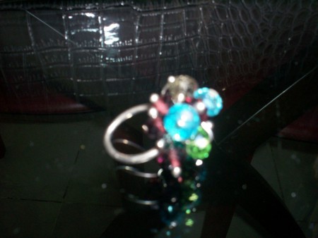 anello multicolor , perle celeste, verde, viola, bianco. 12 E