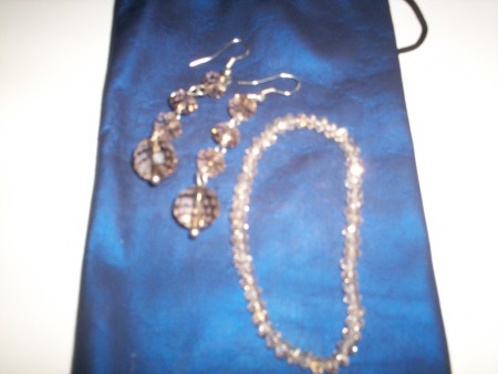 abinamento bracciale Swarovky color senape e orecchini pendenti beige . tot 10 E